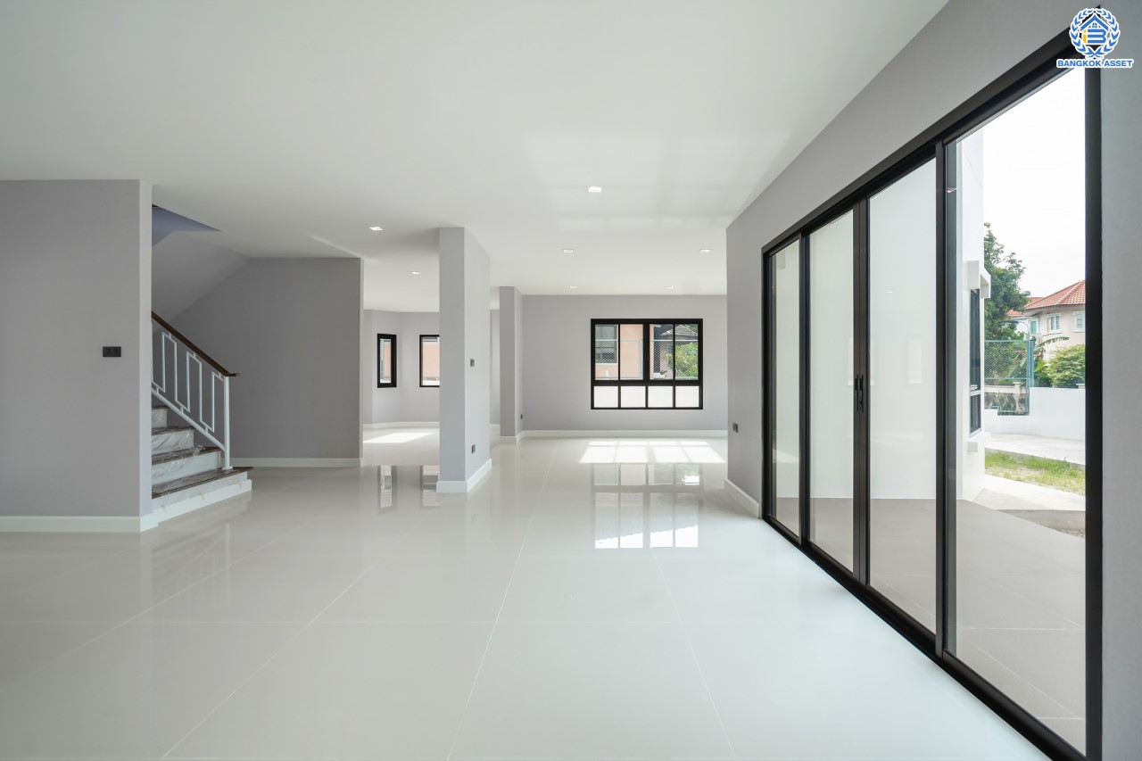 บ้านมือสองตกแต่งใหม่ ม.เมืองเอกประจิม พหลโยธิน87 ตกแต่งครบทุกฟังก์ชัน เนื้อที่ 200 ตร.ว. 3 ห้องนอน 5 ห้องน้ำ 1 ห้องรับรอง จอดรถได้ 3 คัน เชื่อมต่อทุกการเดินทาง ใกล้รถไฟฟ้าสายสีแดง "สถานีหลักหก"และทางด่วน "ศรีสมาน"